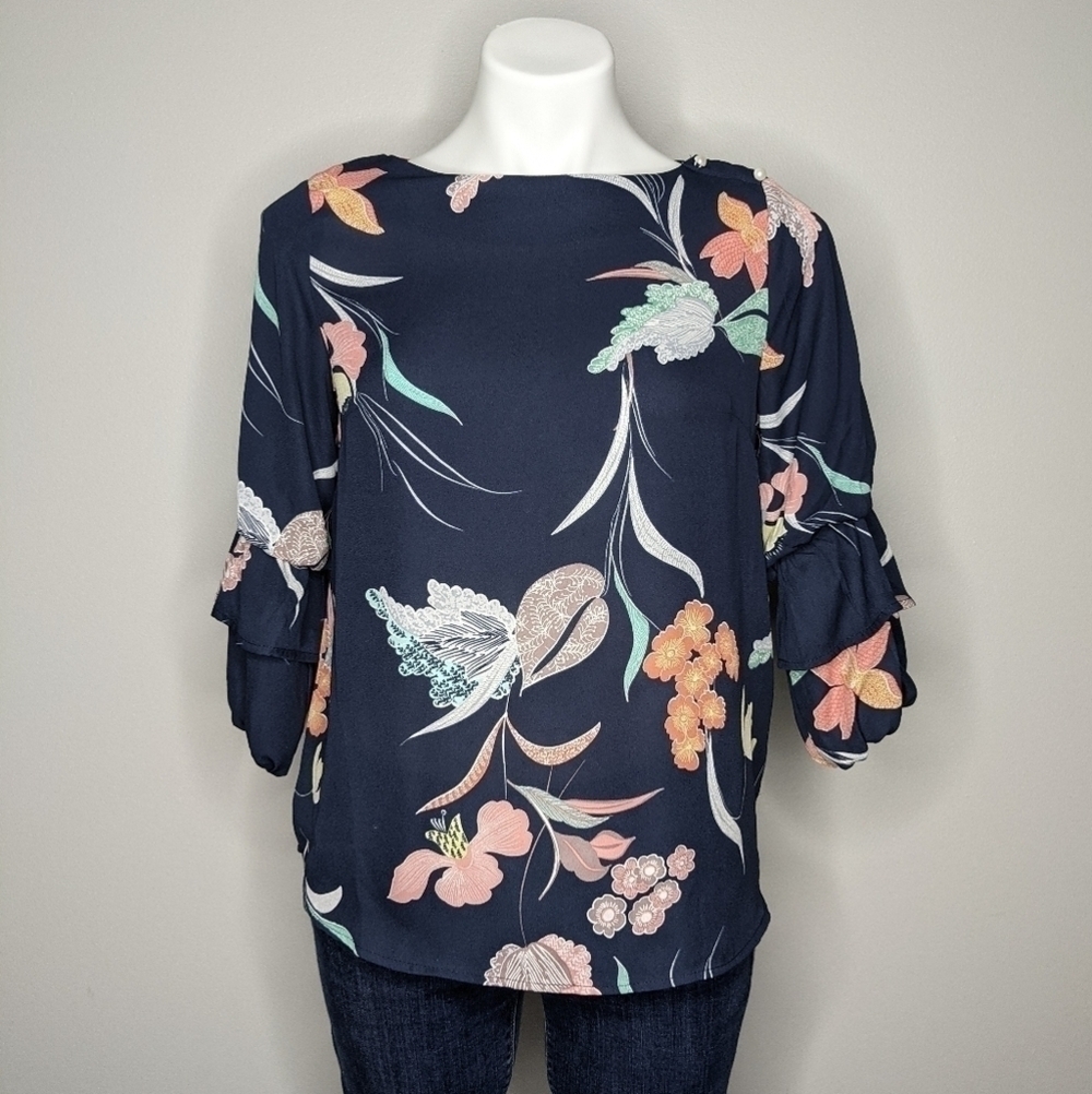 ✨3/$15 Monteau blue floral layered sleeve blouse M